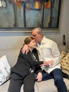 Presidente Abinader felicita a las madres dominicanas y resalta programas de apoyo en su día