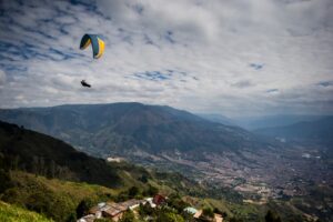 Joven fallece en Montenegro tras caída de 50 metros durante parasailing