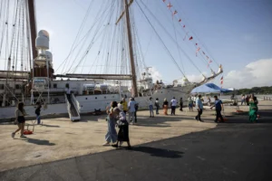 Cientos de personas visitan el buque español Juan Sebastián de Elcano en EL PAIS