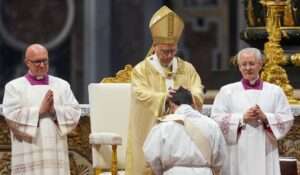 El papa a nuevos ordenados: "Juntos reconstruiremos la credibilidad de una iglesia herida