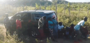 Agarran a 12 haitianos indocumentados dentro de una yipeta en Montecristi