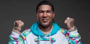 Omega El Fuerte le da la bienvenida a su nuevo bailarín: “Su lugar está en las tarimas, no en las calles”