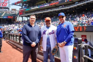 Defensor del Pueblo lanza la primera bola en partido de los Mets de Nueva York
