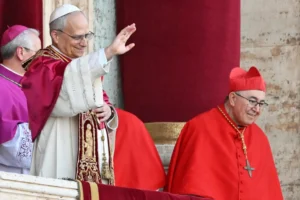 El papa León XIV insta a la curia a trabajar “sin prejuicios y con humor”