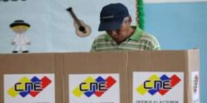 Venezuela abre centros de votación para elecciones regionales y legislativas marcadas por tensiones y controversia sobre el Esequibo