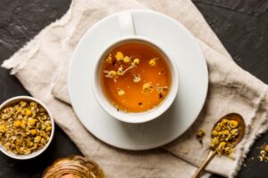 ¿Por qué el té de manzanilla es bueno contra el dolor de garganta?