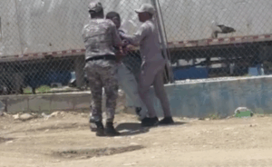 1 min de lecturaToga Menor de edad es agredido y arrestado por presuntamente no detenerse ante patrulla policial en Elías Piña