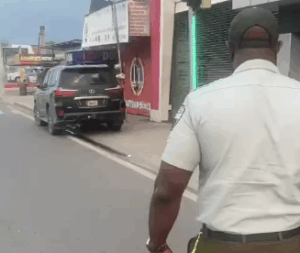 Digesett impone multas a vehículos estacionados en las aceras de La Vega