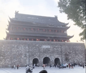 Se desploma torre histórica de 650 años en China; a un año de ser restaurada