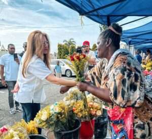 Carolina Mejía recorre cementerios del Distrito Nacional en el Día de las Madres