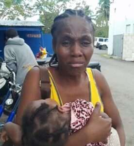 haitiana llora por que Migración le detuvo a su esposo en Hato Mayor