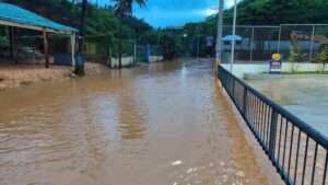 Moradores de Las Terrenas reclaman solución al estancamiento de aguas en el Bulevar Turístico del Atlántico