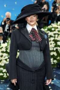 Rihanna anuncia su tercer embarazo en la Met Gala