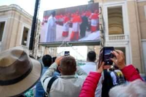 Fieles y curiosos empiezan a llegar al Vaticano a la espera de la primera fumata