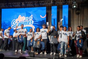 Miles de jóvenes dominicanos reciben pasaportes visados para programa Summer Work and Travel de ACE International