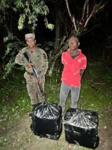 Dejan abandonado en Elías Piña un haitiano con 100 paquetes de cigarrillos de contrabando