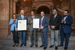 Reconocen al director del COE durante vuelo rumbo a EEUU