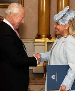 Embajadora Rosa Margarita Hernández Caamaño presenta credenciales ante el Rey Carlos III en el Palacio de Buckingham