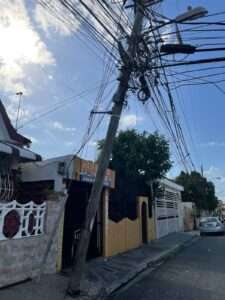 Poste del tendido eléctrico casi al caer en los cerros del sector Los tres Brazos de SDE.