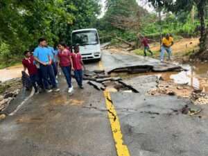 Puente en mal estado impide paso de guagua escolar en comunidad rural de Río San Juan
