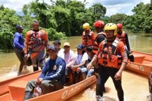 Defensa Civil acude en ayuda de afectados por inundaciones en Bajo Yuna