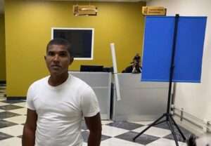 Joven recibe cédula luego de diez años de espera por un error en su acta de nacimiento