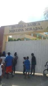 Padres convocan piquete en la Escuela Minerva Mirabal por falta de porteros y conserjes; no habrá docencia