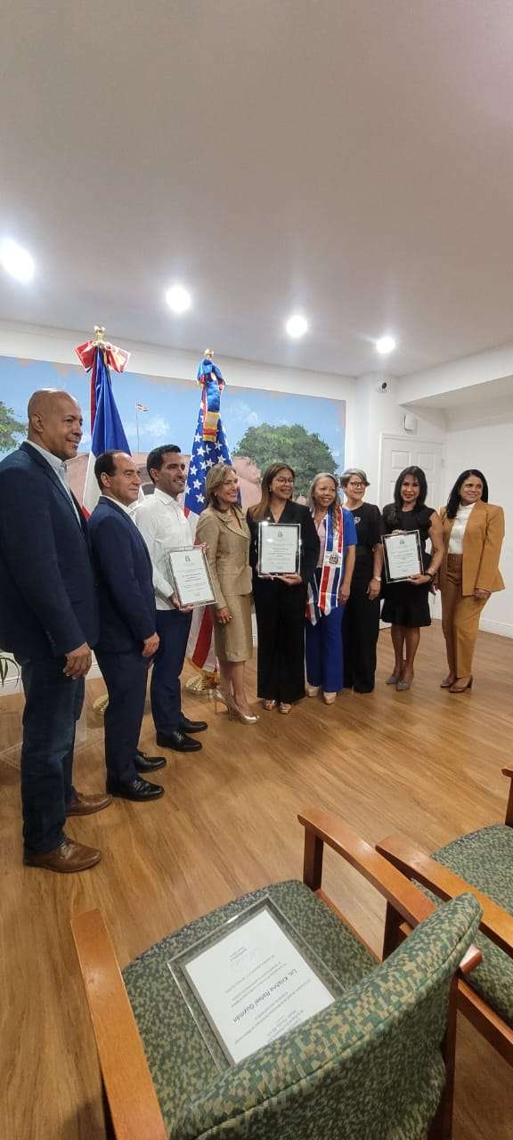Consulado dominicano en Miami reconoce a médicos y periodistas durante juramentación de CIPESA en el exterior