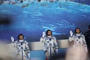 Astronautas chinos completan su primera caminata espacial en la misión Shenzhou-20