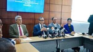 Aprueban aumento salarial de 30% en sector turismo y 25% a bares y restaurantes