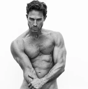 Sebastián Rulli enciende las redes con una fotografía al desnudo