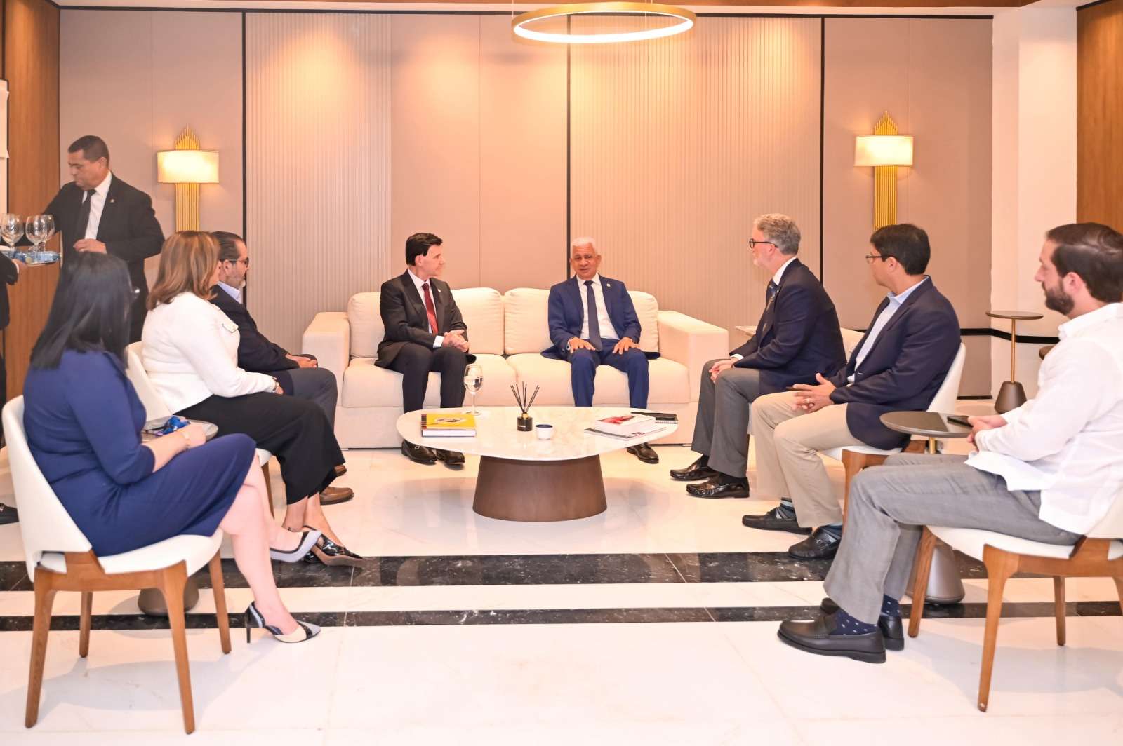 La AIRD visita al presidente del Senado y destaca importancia del marco legislativo para el fortalecimiento industria.