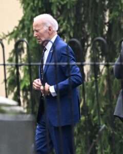 Joe Biden reaparece tras diagnóstico de cáncer y advierte sobre la polarización política en EE. UU.