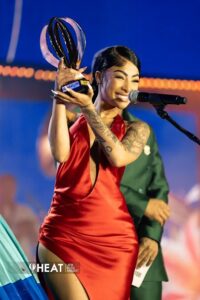 Yailin la mas Viral se alza con 2 galardones en Premios Heat 2025