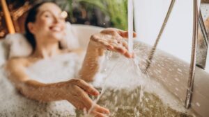 Ducharse con agua fría: ¿un hábito saludable o un riesgo para el organismo?
