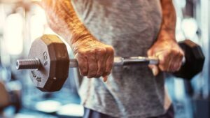 A partir de qué edad los hombres empiezan a perder masa muscular y cómo puede prevenirse