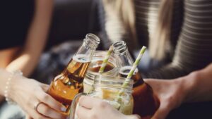 Alcohol y pastillas a edades cada vez más tempranas: cuáles son los riesgos de adicción, según los expertos