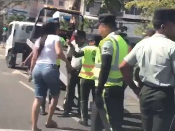 Agente de tránsito queda lesionada tras agresión mientras cumplía con su deber