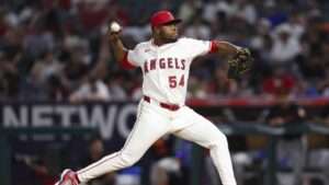 Héctor Neris logra su primer triunfo en relevo, Angelinos vencen a los Atléticos