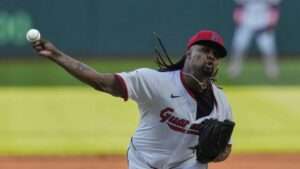 Luis Ortiz poncha nueve pero carga con la derrota de Cleveland ante Filadelfia