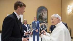 Jannik Sinner, número uno del mundo, se reune con el papa León XIV y le regala una raqueta