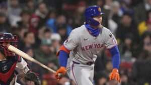 Las tres impulsadas de Baty ayudan a Mets a vencer 5-1 a Medias Rojas y a evitar barrida