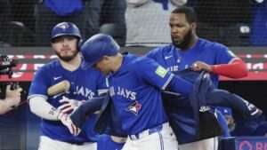 Azulejos aplastan 14-0 a Padres con siete carreras en la 8va entrada, que incluye grand slam