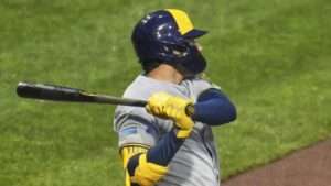 Yelich conecta 2 jonrones y Cerveceros vencen a los Piratas