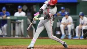 De la Cruz dispara 2 largos jonrones, Singer brilla ante su equipo anterior y Rojos vencen a Reales