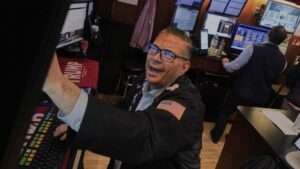 Wall Street cae después de que Trump amenazara con aranceles a la Unión Europea y a Apple