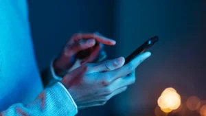 Apagar y encender tu celular una vez por semana podría salvarte de un ciberataque, según expertos