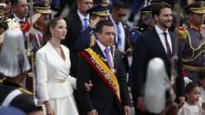 Daniel Noboa asume mandato prometiendo otra vez "un nuevo Ecuador"