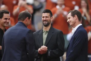 Novak Djokovic cambia su raqueta por una bicicleta y da un paseo nocturno por París
