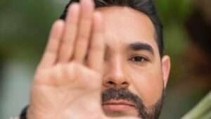 El Chaval de la Bachata estrenará videoclip de "Se te hizo tarde" en medio de gira internacional